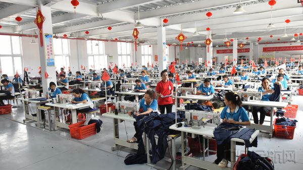 于田县木尕拉镇阿热木喀木村赫彩服装厂的工人们正忙着制作衣服.jpg
