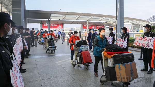 上海机场欢送医疗队员-2_副本.jpg