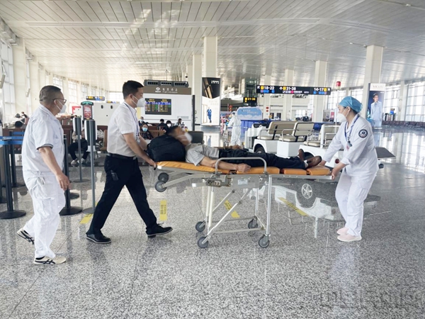 水印 运送旅客至急救室进行救治（拍摄者：李晓莹）1.jpg