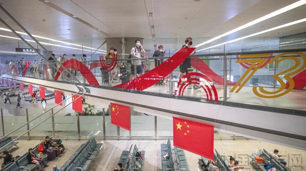 机场布置了国庆主题装饰-上海机场供图.jpg