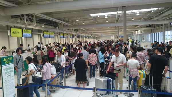 9月9日上午恢复开放的关西机场T2春秋柜台_副本.jpg