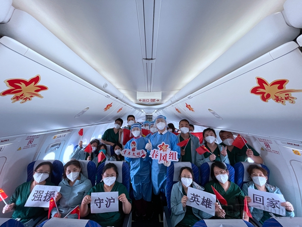 医疗队员搭乘包机返回郑州-南航上海分公司供图_副本.jpg