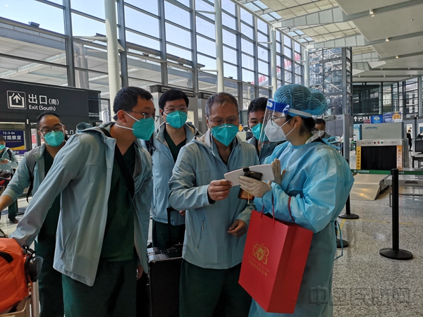 南航上海地服为医疗队员们提前准备好了登机牌-南航上海分公司供图_副本.jpg