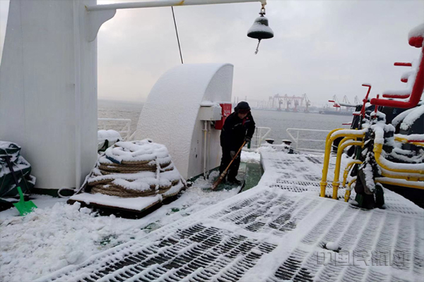 疫情防控期间“海鑫油618”轮水手刘希军在全力清扫甲板，融化这个冬天的寒冷，保障船舶的安全。1.jpg