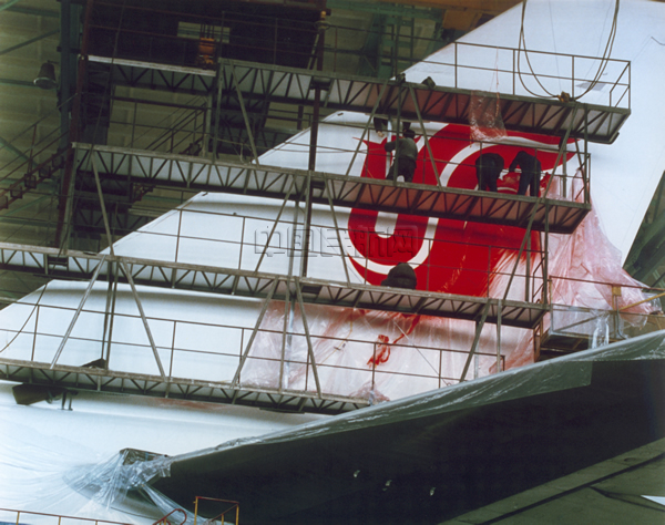1988年，新萄京体制改革，中国国际航空公司正式成立，由艺术家韩美林为国航设计的凤凰标志首次在飞机上机进行喷涂（王泽民/摄）.jpg