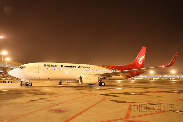 昆明航空B-1315的波音737-800型客机顺利降落在昆明长水国际机场