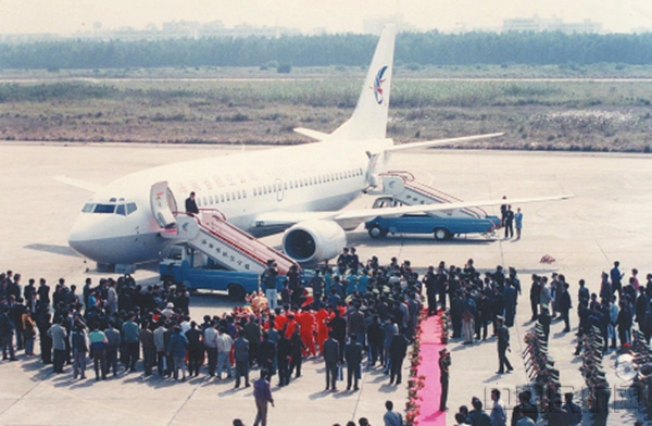 1993年4月13日，海南航空首架客机B2578顺利地从美国西雅图飞抵海口.jpg