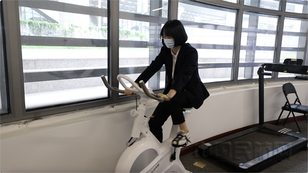 nEO_IMG_员工正在使用新增健身设备.jpg